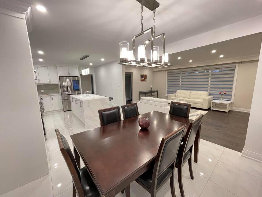 3-Bedroom Modern Luxury Apartment In The Heart Of City Toronto Exterior photo